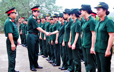 Trung tướng Lương Cường thăm hỏi các học viên.